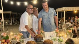 Il panettone d’estate fa gola. Cena sotto le stelle per celebrare il dolce in versione ferragostana
