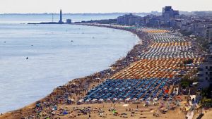 «Via i pontili da Jesolo»: ecco la proposta social che divide la città