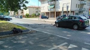 Papà con due figli in auto salta l’incrocio e fa un incidente, era alticcio: patente ritirata