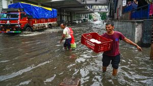 Heavy downpour disrupts normal life in Delhi | In Pictures