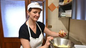 L’antica arte dei bignè di Comeglians nel bar riaperto da Elena: «Ho accettato la sfida»