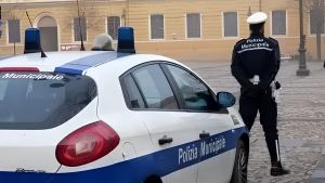 Chiedeva soldi ai commercianti per non fare controlli, arriva il conto per l’ex vigile condannato per concussione: dovrà risarcire 28mila euro