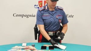 Cocaina, fermato mentre cede due dosi: in casa altri 127 grammi e 5.440 euro
