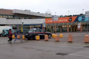 Va a fare spesa a Ferrara, le rubano soldi, carte e vita