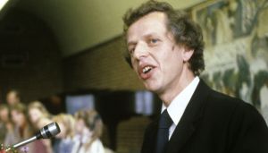 Bodskapen hans står framleis i kontrast til kristen tru