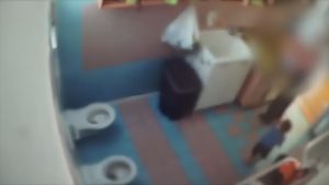 Monza, asilo nido dell’orrore: cibo e acqua negati, punizioni degradanti a bimbi di pochi mesi: due educatrici arrestate /