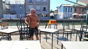 “Via i tavoli bordati di nero e i tappeti dal dehor del Cafè Marivaux”, scoppia la polemica sull’ordinanza del sindaco