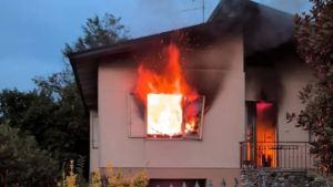 Licenziato, dà fuoco alla casa: denunciato un 45enne a Pieve di Soligo