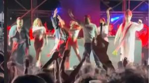 Finti vescovi e cardinali salgono sul palco, scatta la polemica al festival: «È blasfemia»