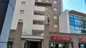 Fanno parkour in un condominio nel centro di Pordenone: ora rischiano una denuncia