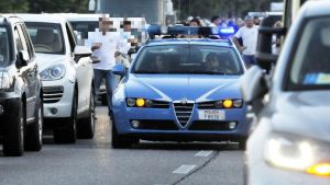 Portano via un neonato alla madre e scappano. Coppia bloccata in autostrada