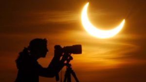 Che effetti ha un’eclissi di sole sul corpo umano? Melatonina, sonno, pressione: cosa dice la scienza