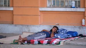 Chi è in transito e chi attende l’asilo: viaggio tra i migranti sospesi nel caldo di Trieste