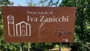 Iva Zanicchi, vandalizzata la targa a soli 2 giorni dall’inaugurazione: “Grave gesto che colpisce un simbolo della nostra comunità”