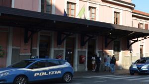 Fiamme nella notte alla stazione Varese Nord: piromane appicca il fuoco sotto due vagoni, arrestato