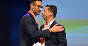 An Onstage Hug in Australia Offers Rare Hope on Israel-Palestine