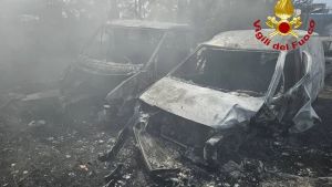 Incendio a Vedelago: a fuoco un deposito di automobili e furgoni