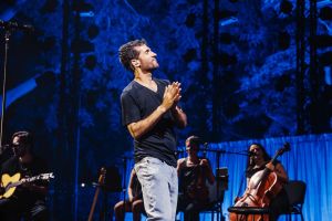 Former hostage Sagui Dekel-Chen returns home to perform songs he composed in Hamas captivity