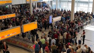 Code raddoppiate negli aeroporti europei. “Il nuovo sistema digitale di controllo passaporti è una porcheria”