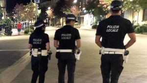 Agente di polizia locale chiede di abbassare la musica: 37enne lo colpisce con una testata e gli rompe il naso