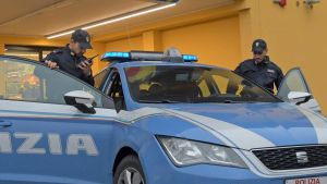 Voghera, armato di coltello entra in casa di due donne con una scusa: le rapina e le chiude in bagno /