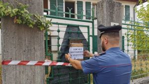 Dramma a Manzano, corpo senza vita in una casa abbandonata: indagini sulla morte di un ventenne