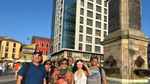 Una familia de México cruza el Atlántico para ver el eclipse en Gijón: “Es una buena excusa para viajar”