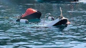 Barca cola a picco, salvate quattro persone