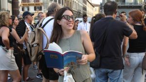 Un giorno da turista a Firenze: tra caldo, code, sorbetti a 12 euro (e portafogli smarriti): “Quest’anno? Visitatori incivili”