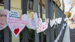 I sopravvissuti di Crans Montana: Kean, 17 anni, torna a casa dopo l’operazione alle mani al Niguarda. La mamma: “Un passo alla volta dal valore immenso”