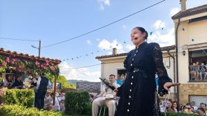 Valdesoto se rinde ante la peña El Chole y su carroza de rumores inspirada en los indianos y la serie 