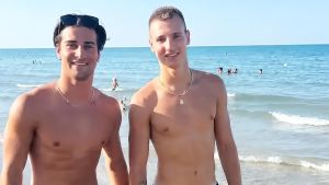 Camarda, bagno di selfie. Il bomber torna a casa