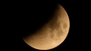 Abbracciamoci più forte, questa sera. Perché l’eclissi è il solo quarto d’ora di frescura che ci spetterà