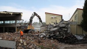 La vecchia piscina comunale. È partita la demolizione: 