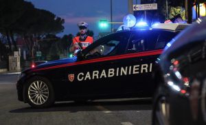 Chivasso, si scaglia contro i carabinieri dopo essere stato picchiato: arrestato