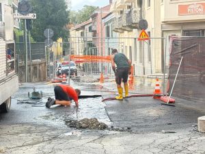 Ivrea, scavi Smat in via Circonvallazione: tranciato un tubo, operai al lavoro tutta la notte