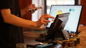 “Dipendenti costretti a vivere sul luogo di lavoro”, la denuncia: “Dormono per terra”