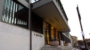 Agente di polizia aggredisce un 92enne e gli ruba l’auto: arrestato