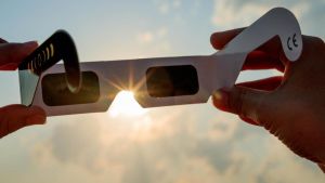 Tutto sull’eclissi solare: dove vederla in Toscana, a che ora, consigli (e falsi miti)