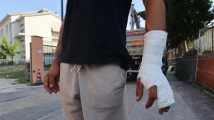 «Attraverso il cantiere non può passare»: operai pestati a colpi di spranga