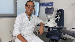 Eclissi, l’oculista spiega come guardarla: «Senza le giuste precauzioni c’è il rischio di danni alla retina»