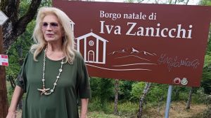Vandalizzata la targa dedicata a Iva Zanicchi a 2 giorni dall’inaugurazione. “Colpita la memoria della comunità”