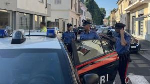 Camnago, l’aggressione nel bosco: “Indossava la maschera di Jason in Venerdì 13 e aveva un tirapugni. Una violenza spaventosa”