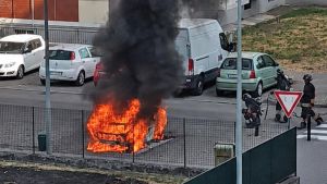 Rozzano, fiamme tra i palazzi: “Qui caldo e un’invasione di topi”