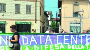 La battaglia sui data center continua: «Territorio svenduto, Comuni zitti»