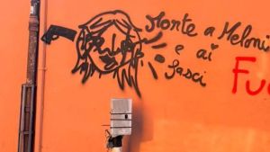 Scritte choc a Bologna contro Giorgia Meloni: sottoposto a perquisizione dalla polizia uno dei presunti autori /