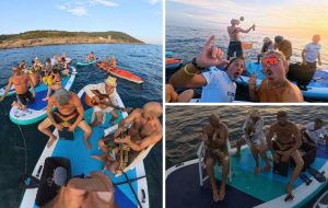 A Livorno il sup diventa palco: all’ora del tramonto il concerto è in mezzo al mare