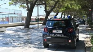 Lignano, arriva al pronto soccorso con un bastone retrattile e un coltello: bloccato e denunciato