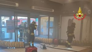 Lecco, scoppia un incendio: evacuato centro commerciale