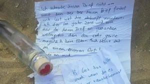 Eraclea, trova una bottiglia in spiaggia con un messaggio di pace